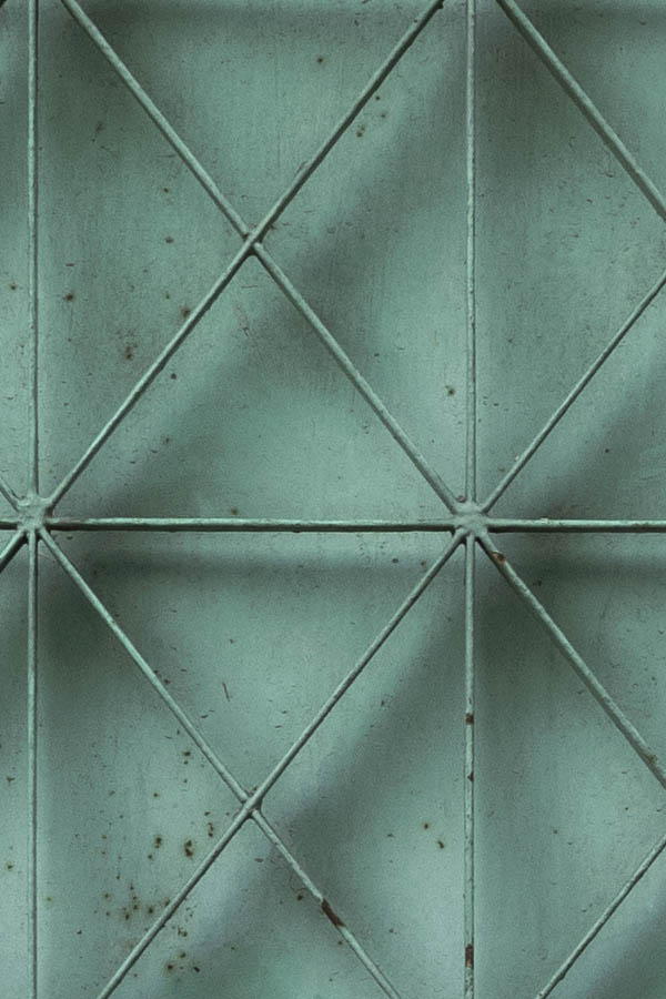 Photo 26563: Light green metal door with lattice