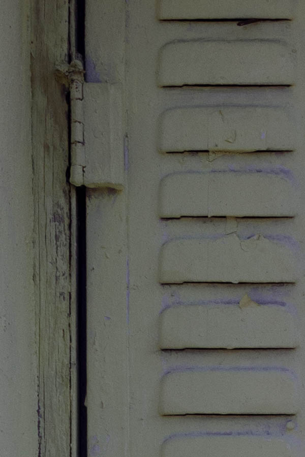 Photo 26631: Light yellow, metal double shutters