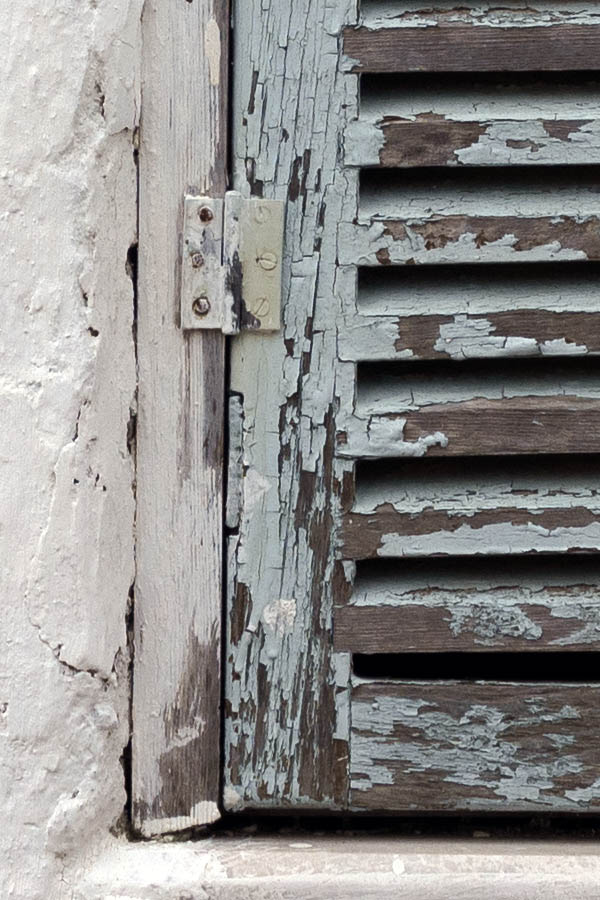 Photo 26632: Worn, light grey double shutters