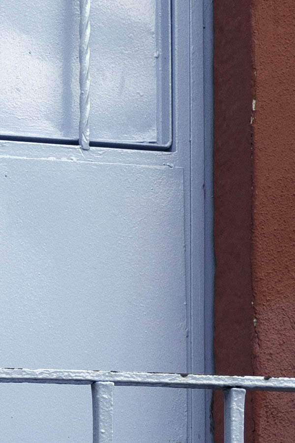 Photo 26633: Light blue metal door with lattice