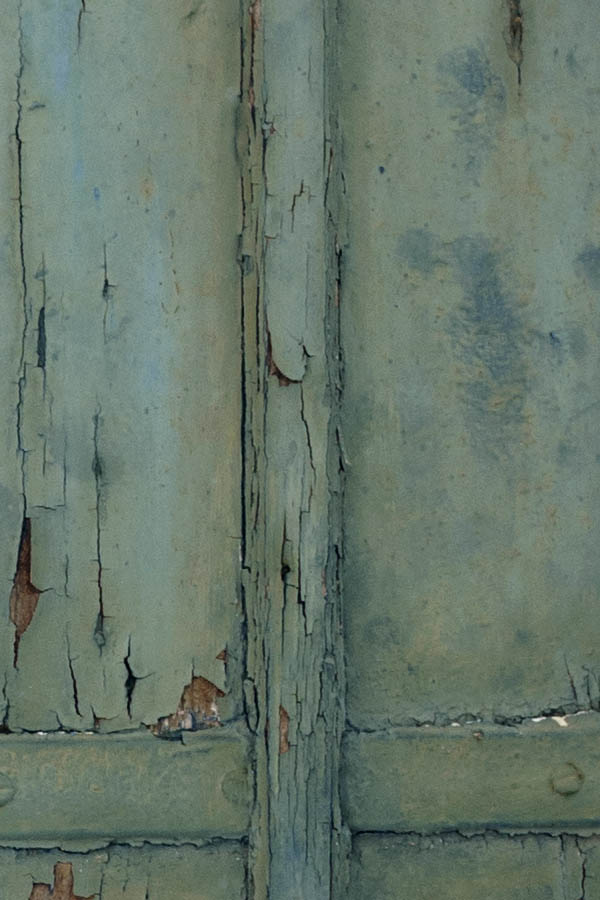 Photo 26770: Decayed, green double shutters with white frame