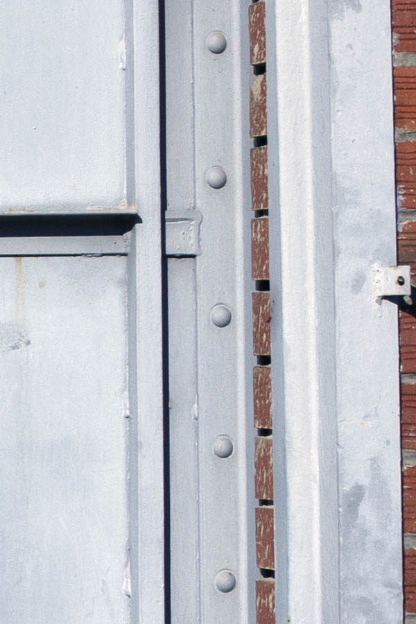 Photo 26947: Light grey metal gate with minor doors