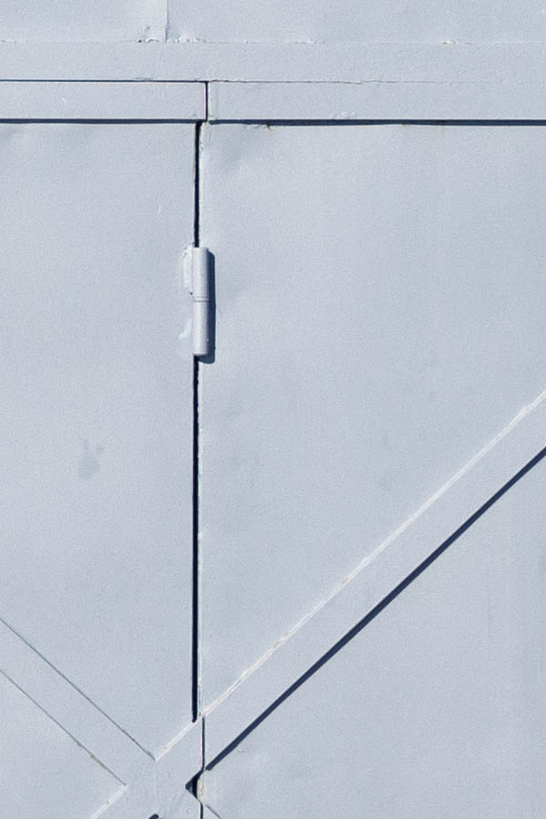 Photo 26953: Light grey metal gate with minor door