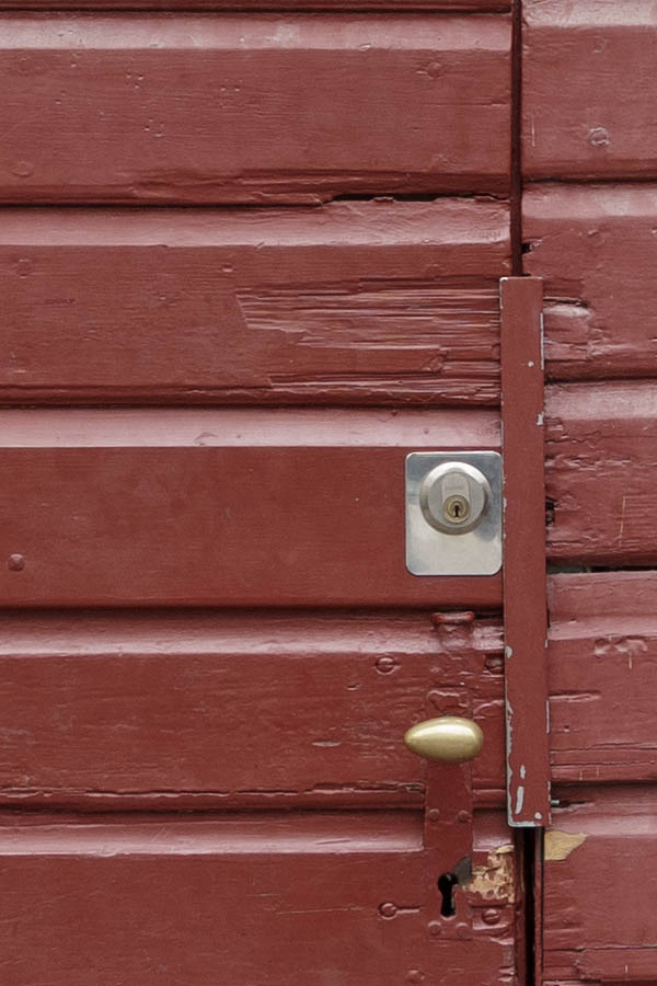 Photo 26975: Formed, red gate made of boards with minor door