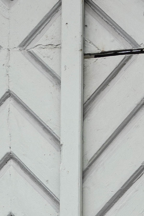 Photo 26980: White and grey gate of diamond-formed boards with minor door