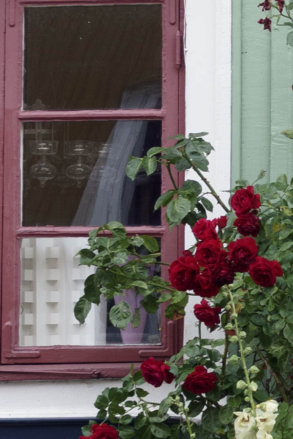 Photo 27027: Green facade of boards with four red and white windows