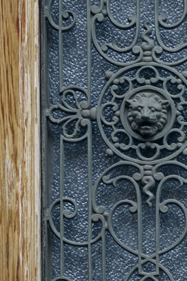 Photo 27081: Panelled, lacquered double door with black lattice