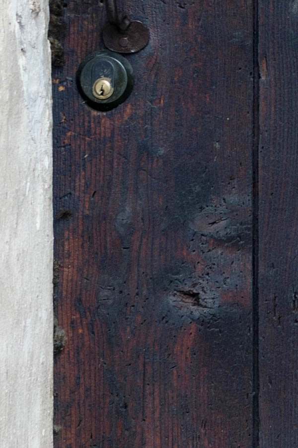 Photo 27144: Formed church door of black planks