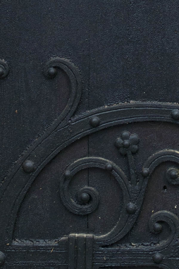 Photo 27150: Black double door of boards