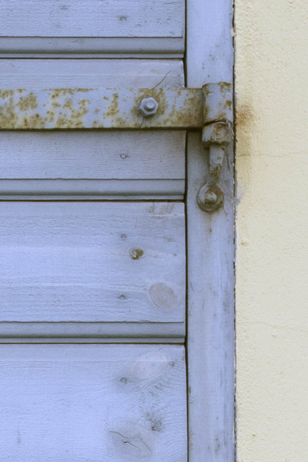 Photo 27253: Worn, violet double door of boards