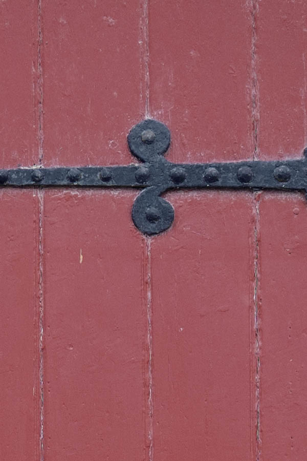 Photo 27254: Formed, red gate made of boards with minor door