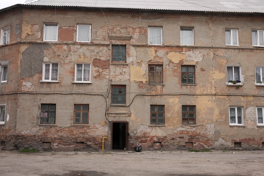 Photo 12790: Facade with black door and 23 windows