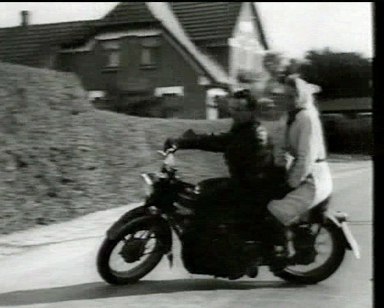 Motorcyklen vender ved F&aring;borgvej 33 - The motorbike swing round at F&aring;borgvej 33