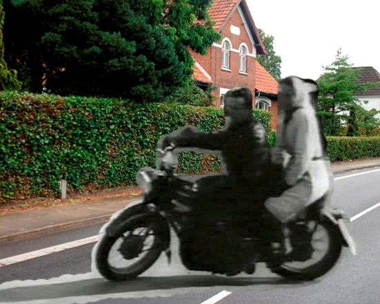 Motorcyklen vender ved F&aring;borgvej 33 - The motorbike swing round at F&aring;borgvej 33