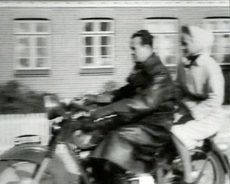 Motorcyklen vender ved F&aring;borgvej 33 - The motorbike swing round at F&aring;borgvej 33