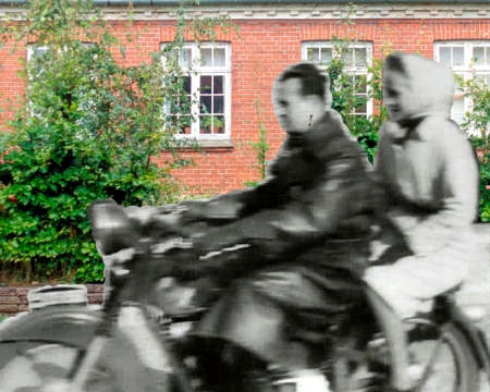 Motorcyklen vender ved F&aring;borgvej 33 - The motorbike swing round at F&aring;borgvej 33