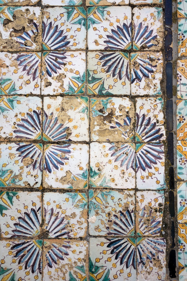 Photo 24497: Wall with hand-painted tiles in blue, yellow and green pattern