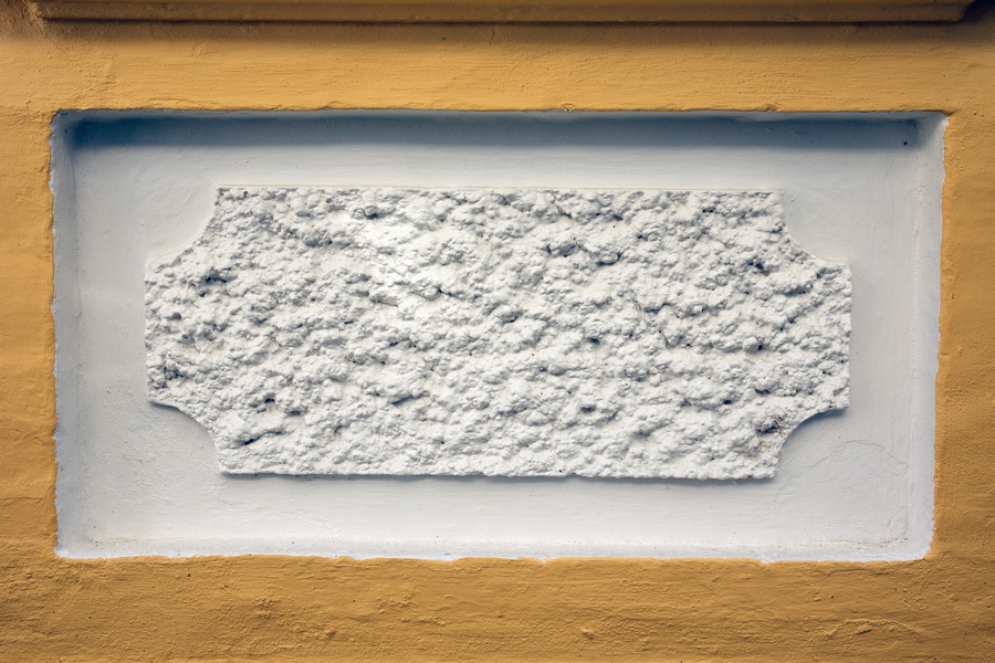 Photo 25045: Yellow, plastered wall with white indentation